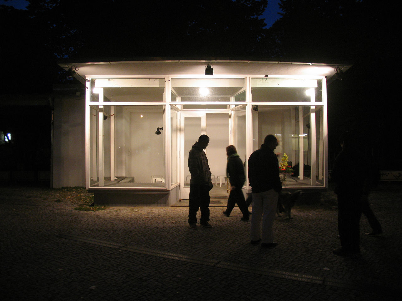 Photographic documentation of RYLLEGA Berlin (Nguyen Anh Tuan, Veronika Radulovic and visitors at the Volksbühne Berlin, 16 September 2008)